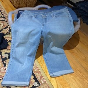 Women’s Levi Cropped Jeans
